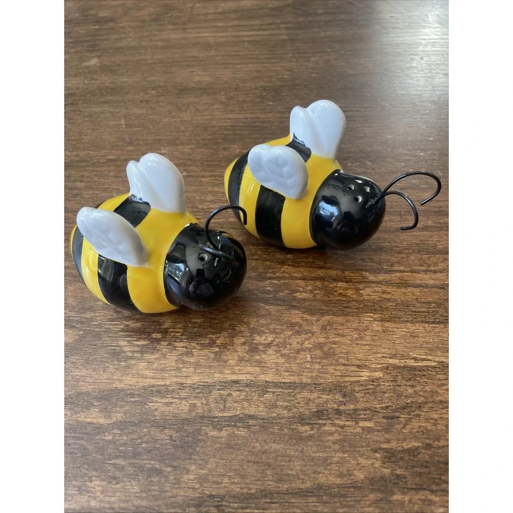 Farmhouse Ceramic Bumblebee Salt & Pepper Shaker Set New w/o Box